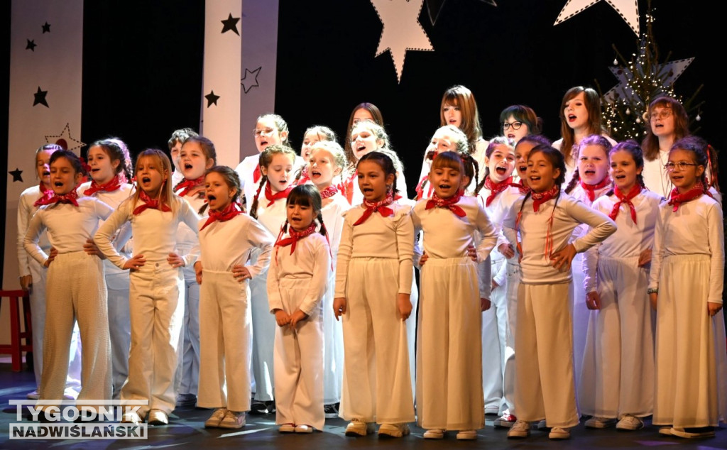 Uczniowie z Zespołu Szkół Społecznych w Tarnobrzegu nagrywają świąteczny teledysk