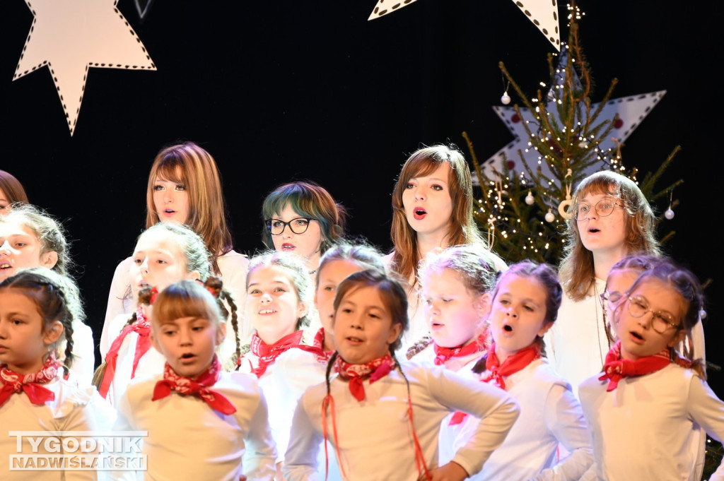 Uczniowie z Zespołu Szkół Społecznych w Tarnobrzegu nagrywają świąteczny teledysk