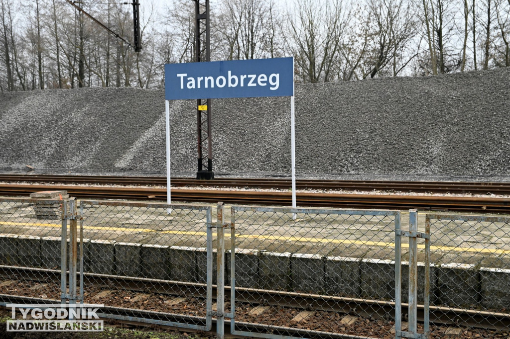 Konferencja posła Rafała Webera na dworcu PKP w Tarnobrzegu