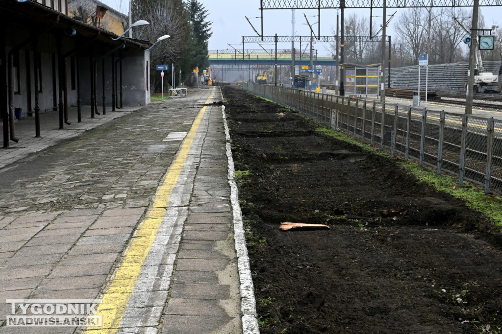 Konferencja posła Rafała Webera na dworcu PKP w Tarnobrzegu