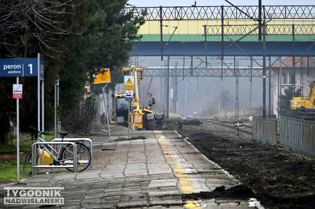 Konferencja posła Rafała Webera na dworcu PKP w Tarnobrzegu