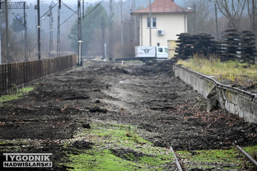 Konferencja posła Rafała Webera na dworcu PKP w Tarnobrzegu