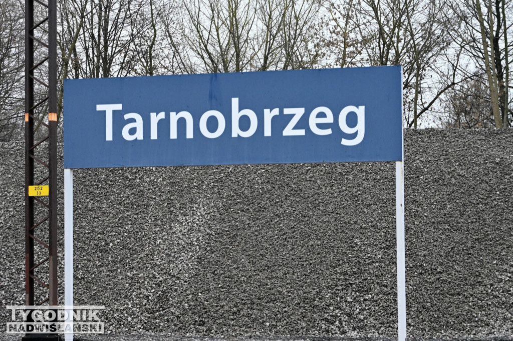 Konferencja posła Rafała Webera na dworcu PKP w Tarnobrzegu