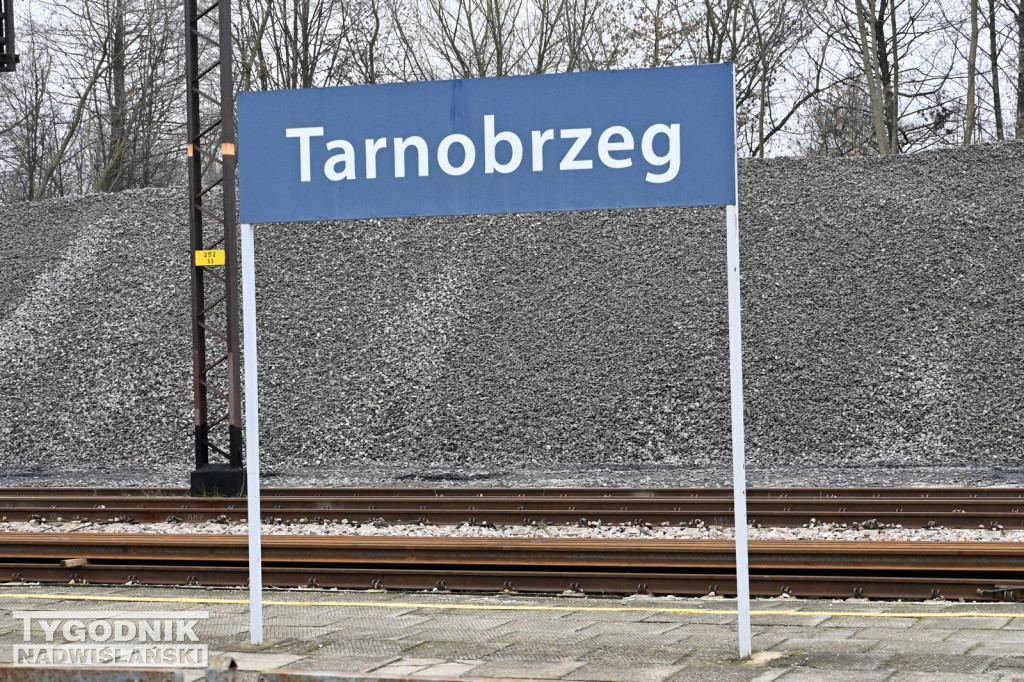 Konferencja posła Rafała Webera na dworcu PKP w Tarnobrzegu