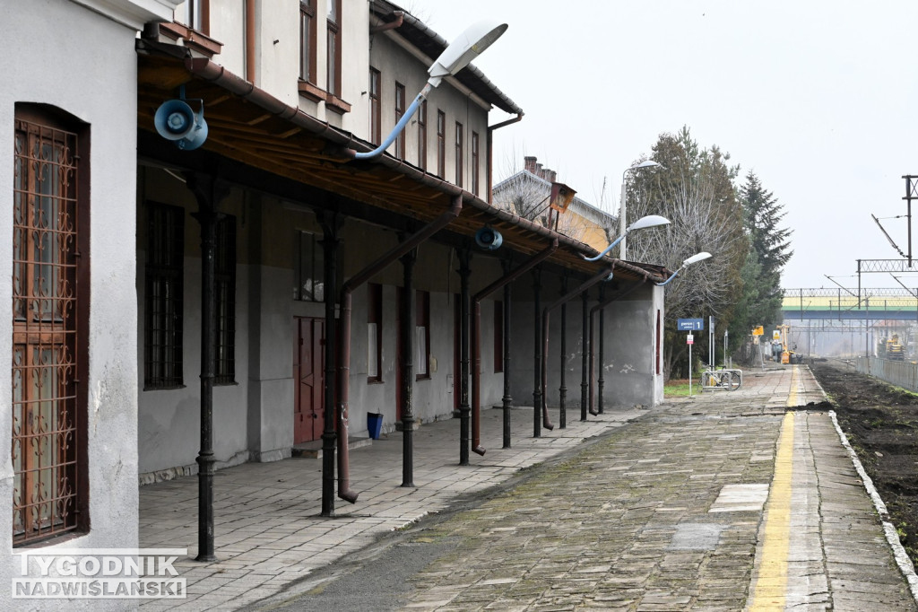 Konferencja posła Rafała Webera na dworcu PKP w Tarnobrzegu