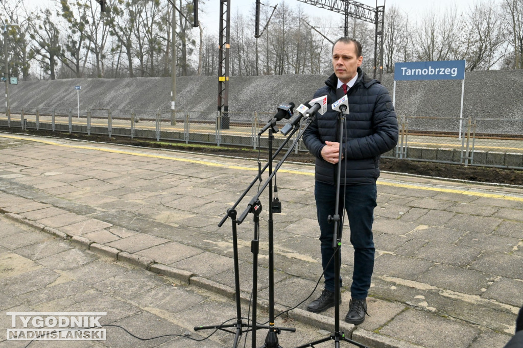 Konferencja posła Rafała Webera na dworcu PKP w Tarnobrzegu