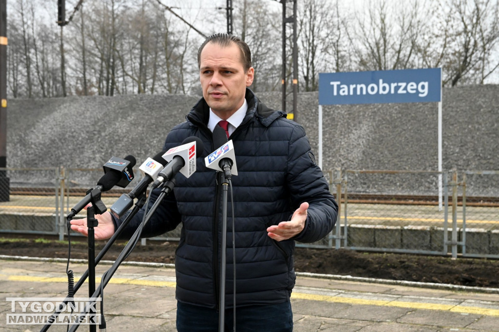 Konferencja posła Rafała Webera na dworcu PKP w Tarnobrzegu