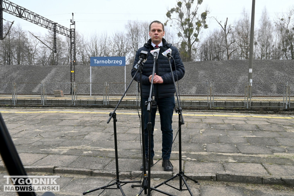 Konferencja posła Rafała Webera na dworcu PKP w Tarnobrzegu