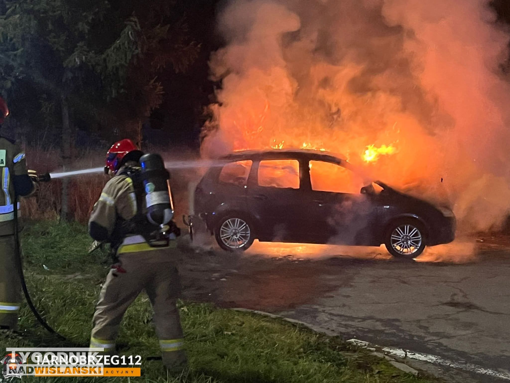 Pożar samochodu w Tarnobrzegu