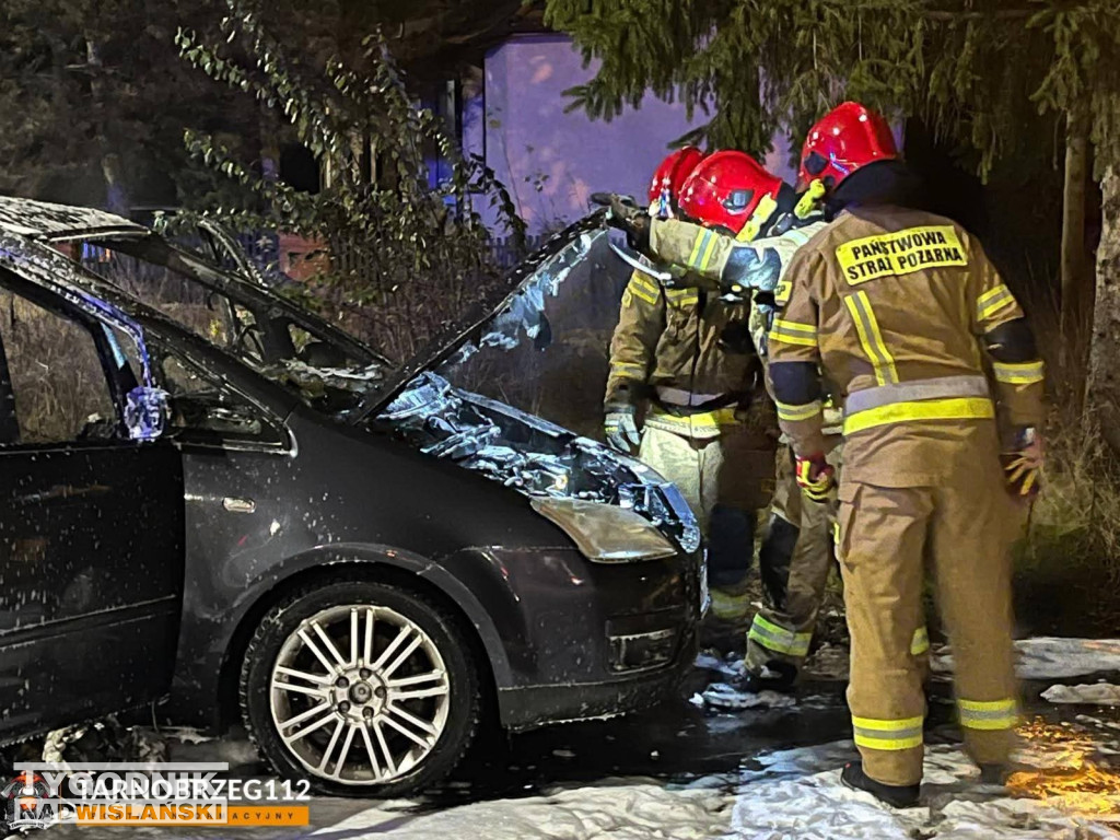 Pożar samochodu w Tarnobrzegu
