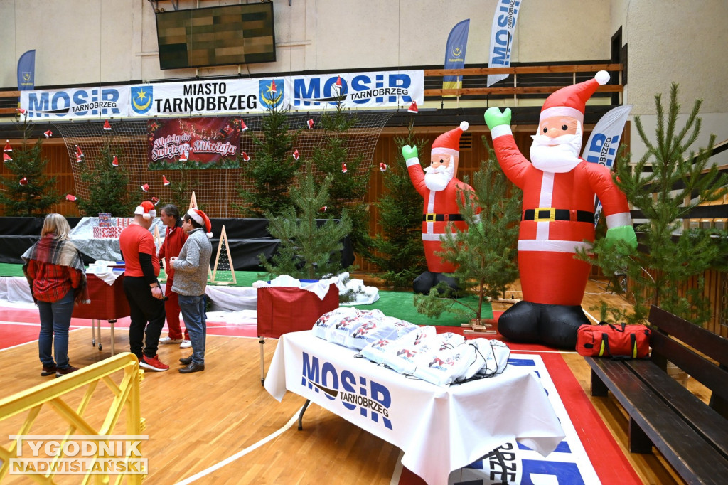 Sportowe Mikołajki na hali w Tarnobrzegu