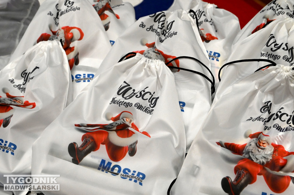 Sportowe Mikołajki na hali w Tarnobrzegu