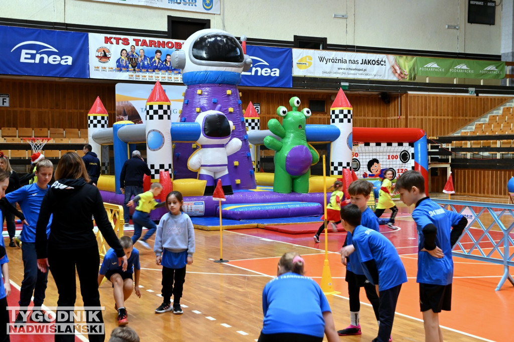 Sportowe Mikołajki na hali w Tarnobrzegu