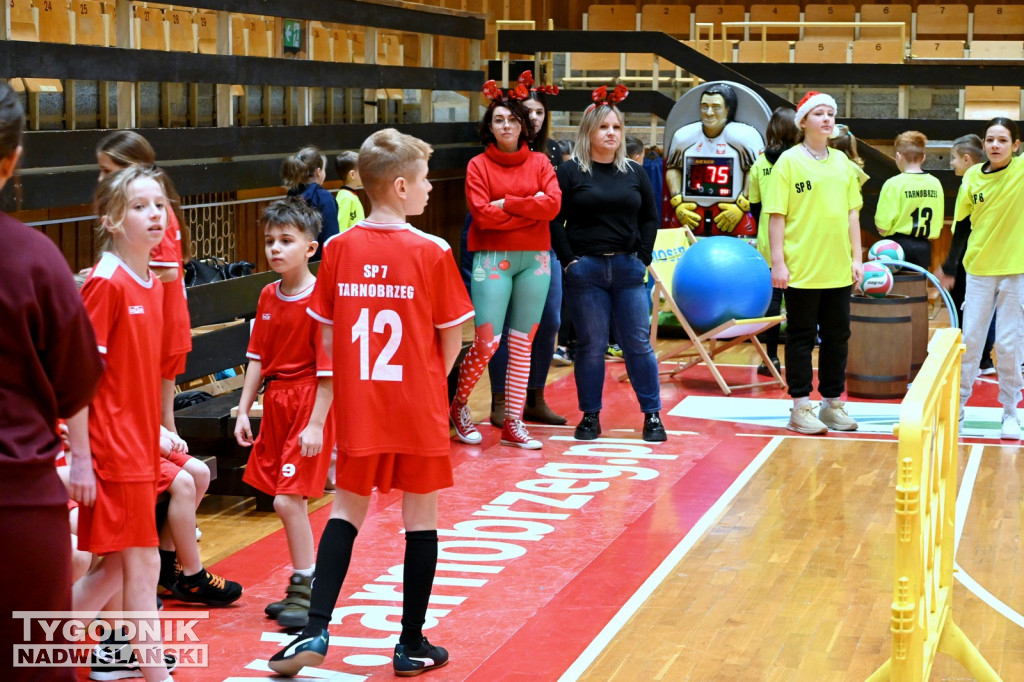 Sportowe Mikołajki na hali w Tarnobrzegu