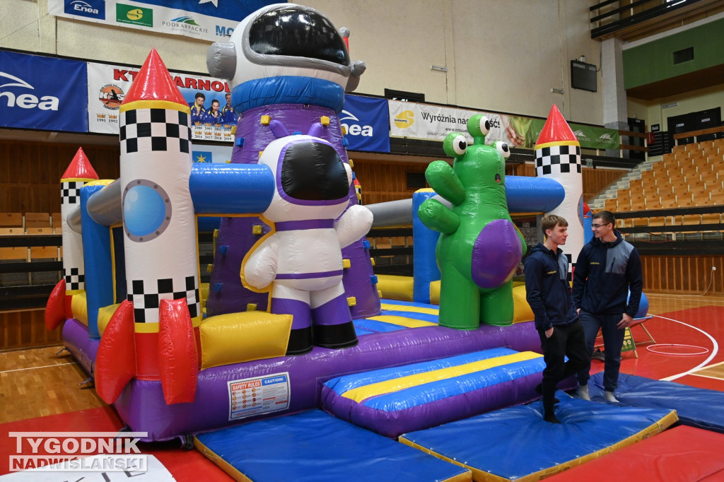 Sportowe Mikołajki na hali w Tarnobrzegu