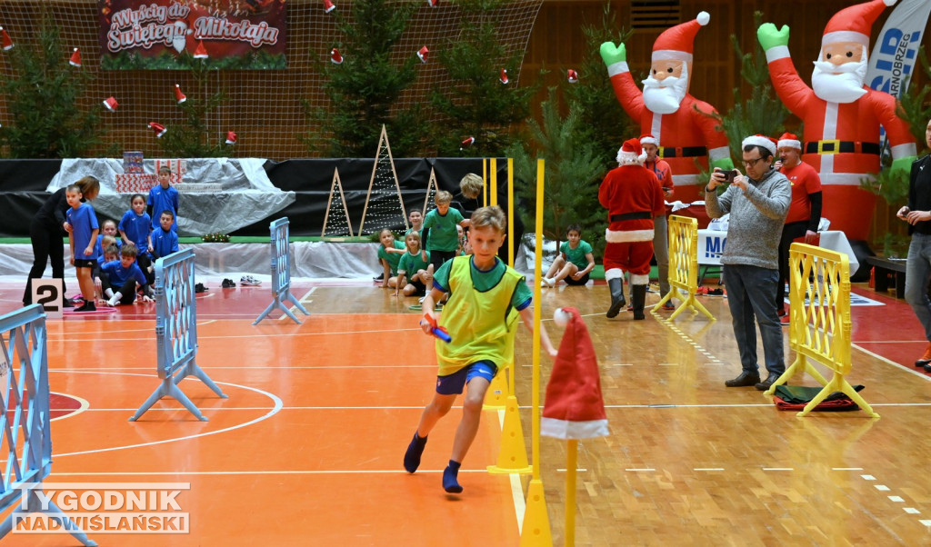 Sportowe Mikołajki na hali w Tarnobrzegu