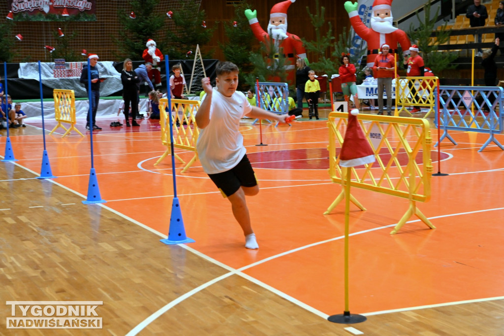 Sportowe Mikołajki na hali w Tarnobrzegu