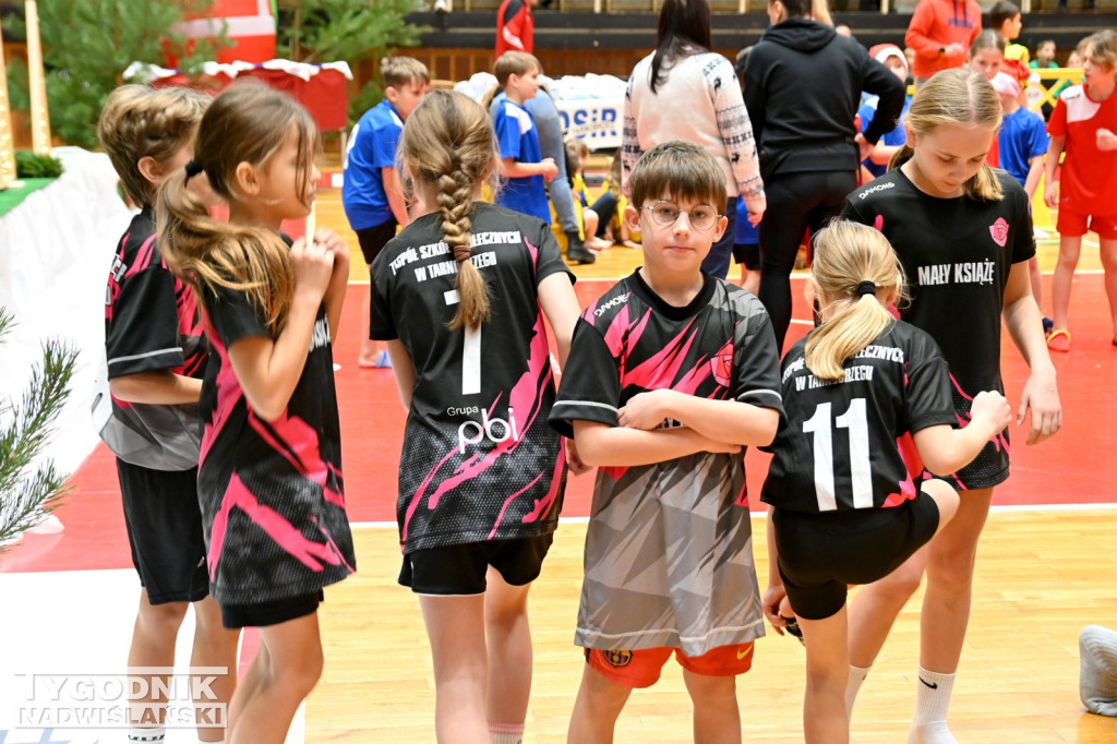 Sportowe Mikołajki na hali w Tarnobrzegu