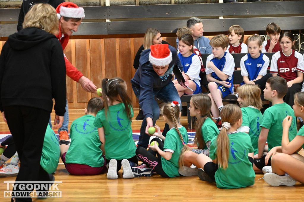 Sportowe Mikołajki na hali w Tarnobrzegu