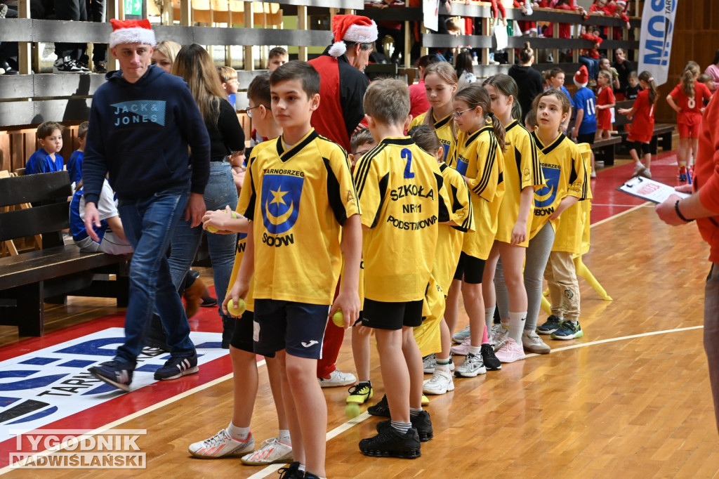 Sportowe Mikołajki na hali w Tarnobrzegu