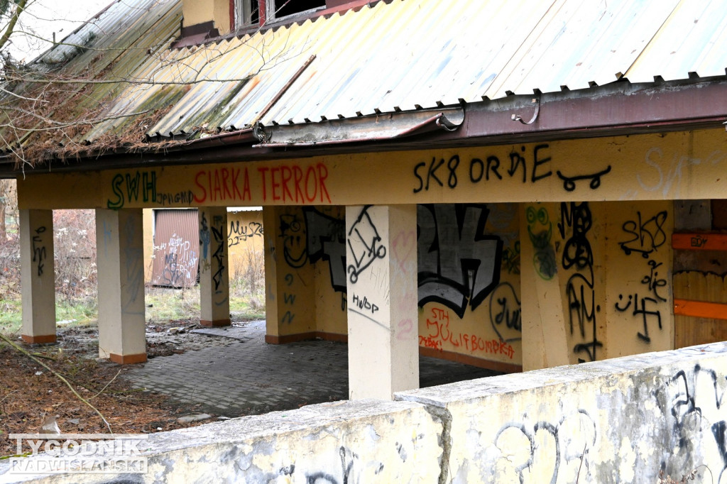 Zrujnowany Hotel Nadwiślański w Tarnobrzegu