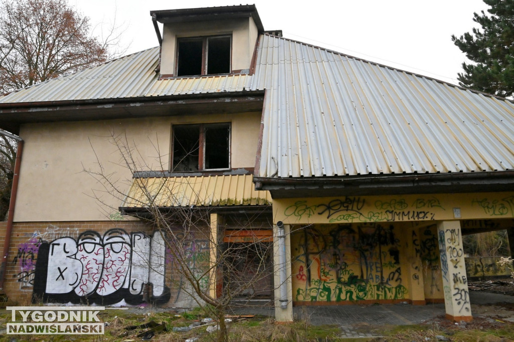 Zrujnowany Hotel Nadwiślański w Tarnobrzegu