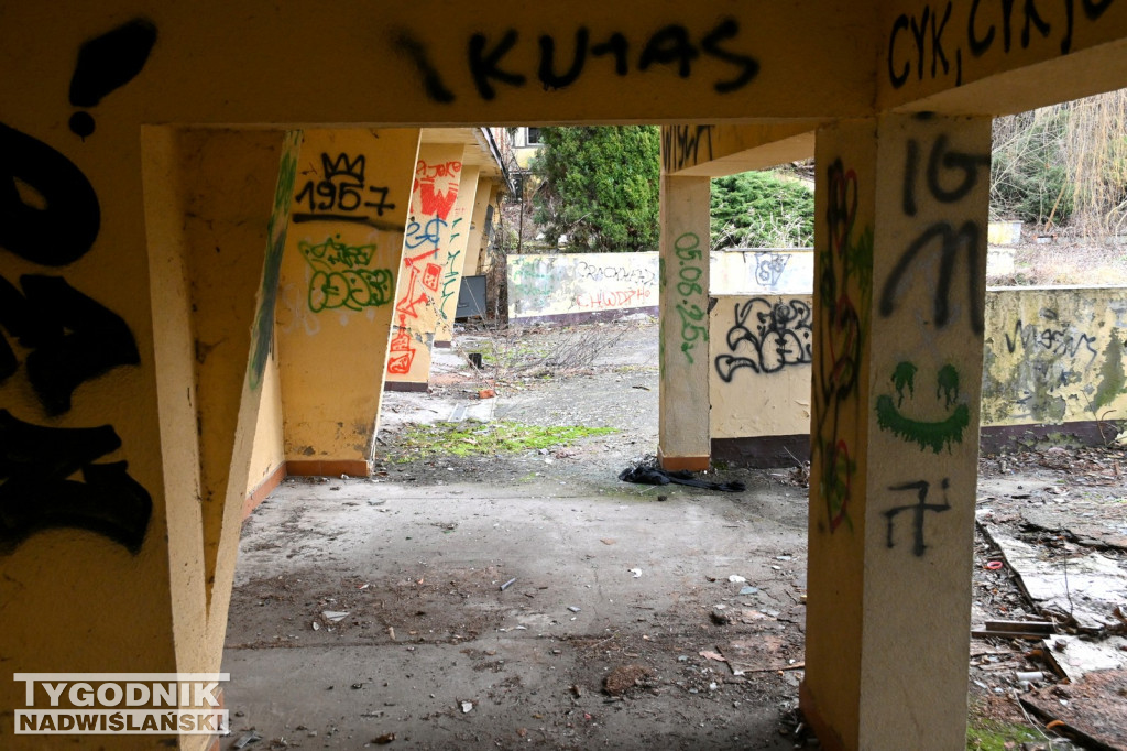 Zrujnowany Hotel Nadwiślański w Tarnobrzegu