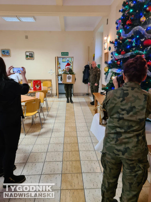 Paczki od żołnierzy dla MGOPS