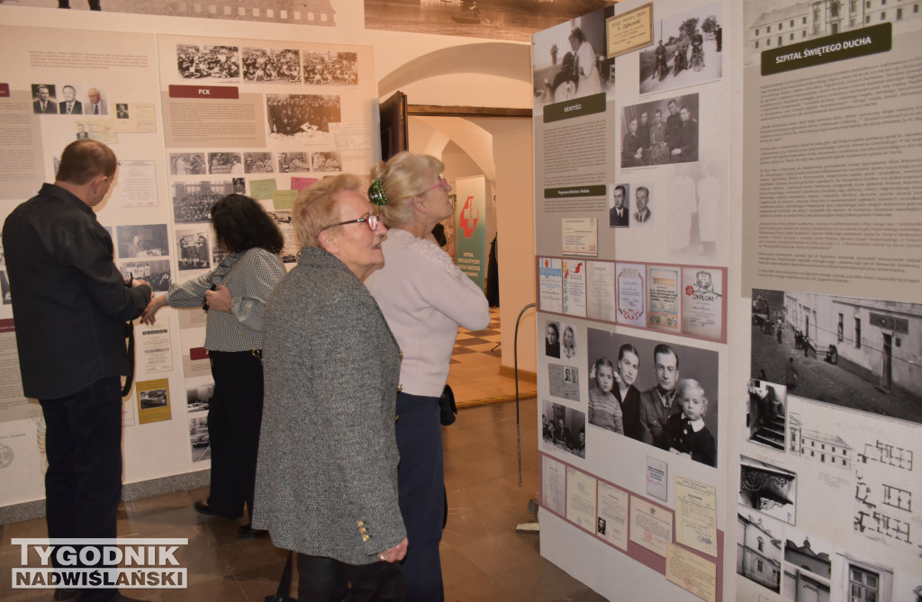 Wystawa poświęcona służbie zdrowia