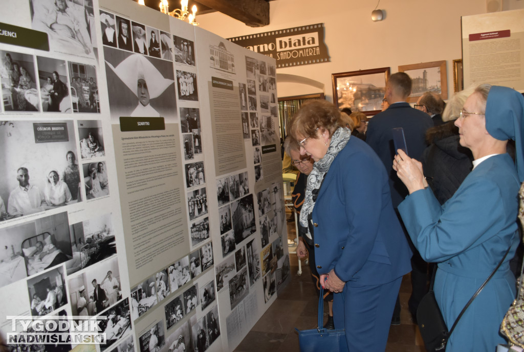 Wystawa poświęcona służbie zdrowia