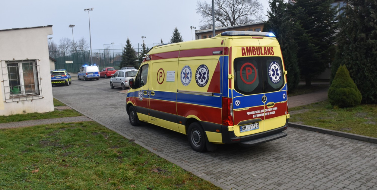 Akcja służb w SP7 w Tarnobrzegu