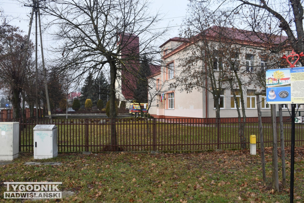 Akcja służb w SP7 w Tarnobrzegu