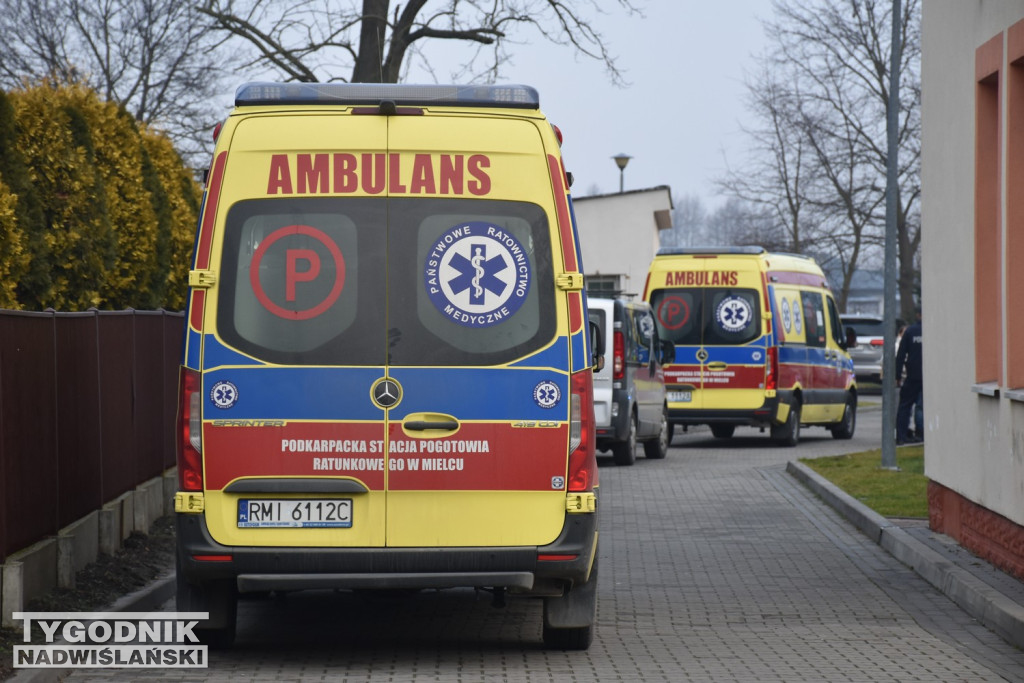 Akcja służb w SP7 w Tarnobrzegu