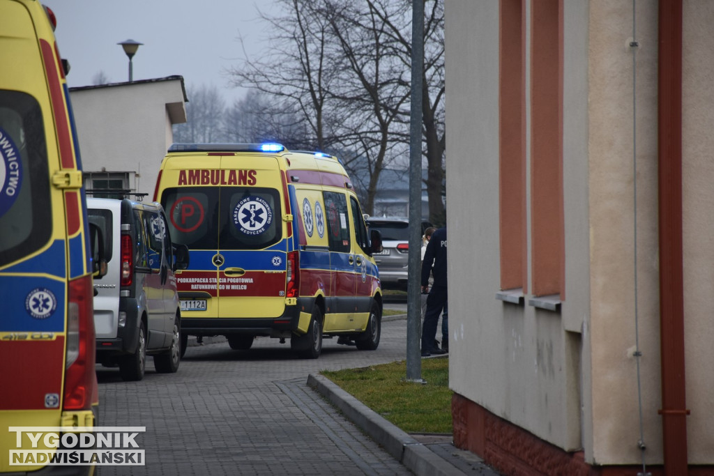 Akcja służb w SP7 w Tarnobrzegu