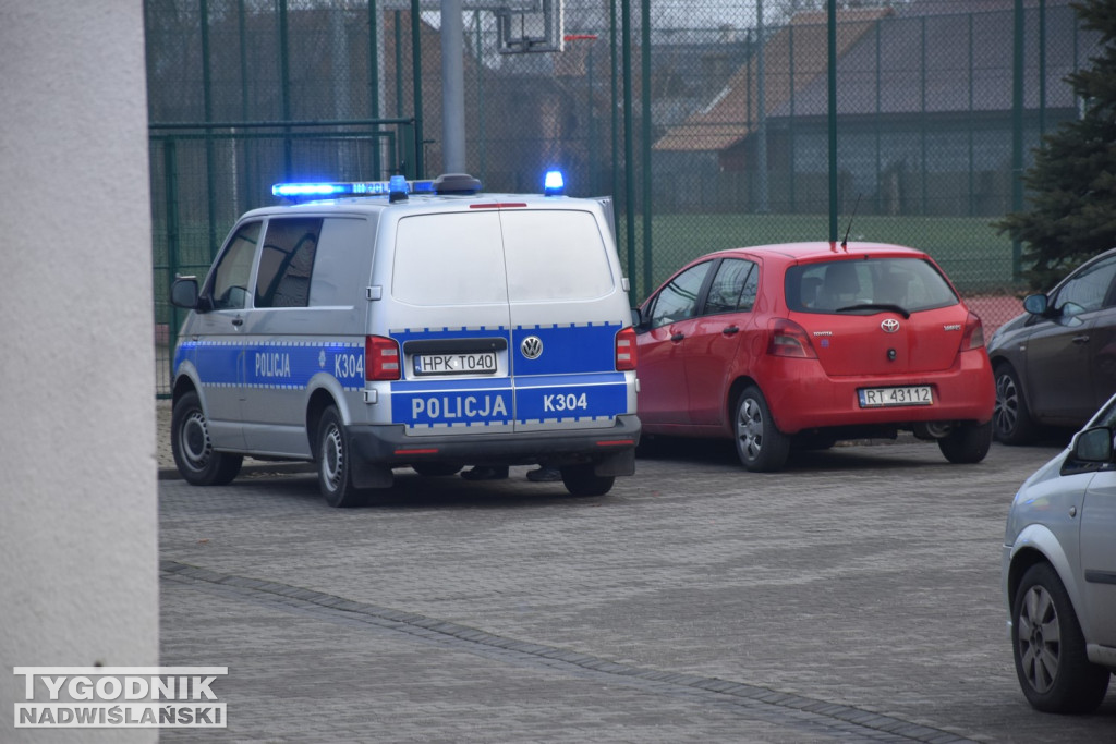 Akcja służb w SP7 w Tarnobrzegu