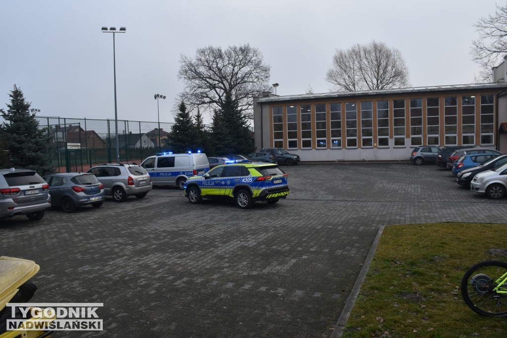 Akcja służb w SP7 w Tarnobrzegu