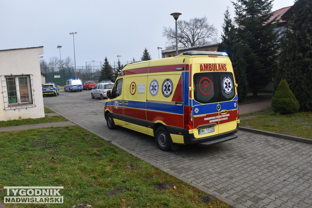 Akcja służb w SP7 w Tarnobrzegu