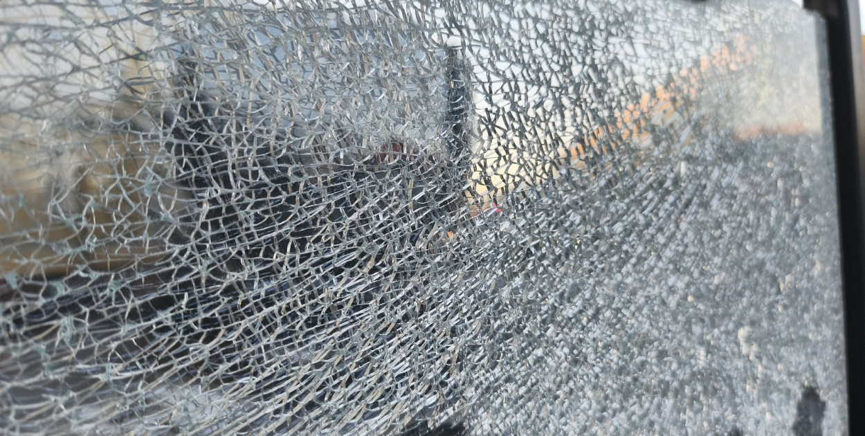 Zniszczona tablica w Tarnobrzegu