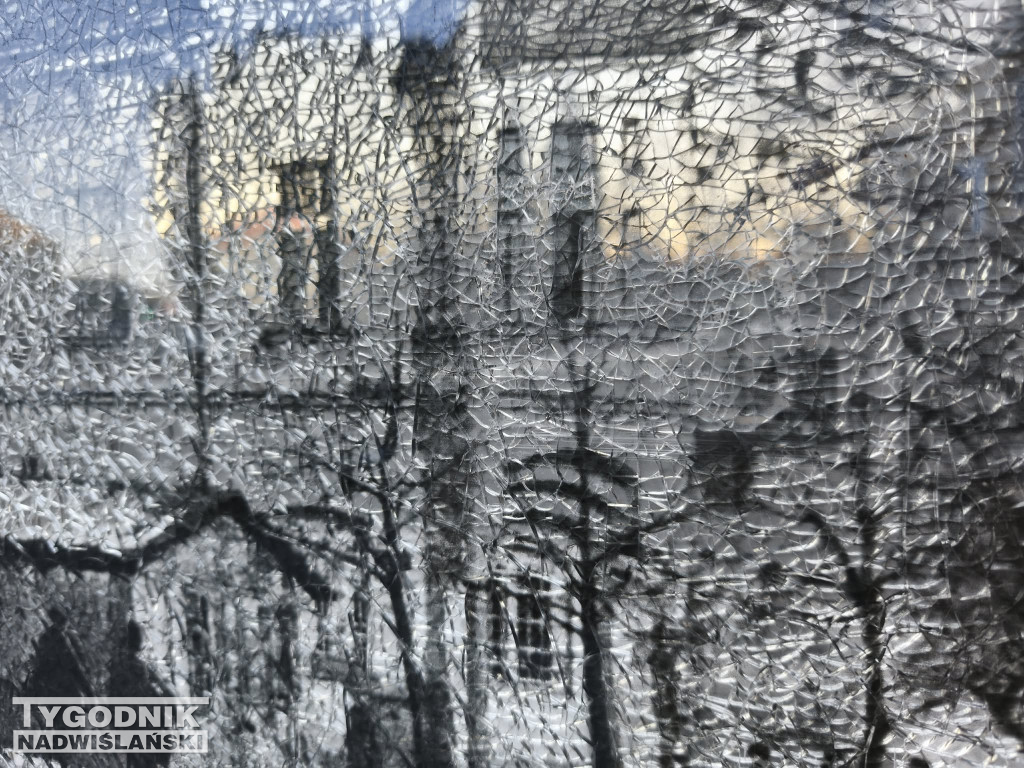 Zniszczona tablica w Tarnobrzegu