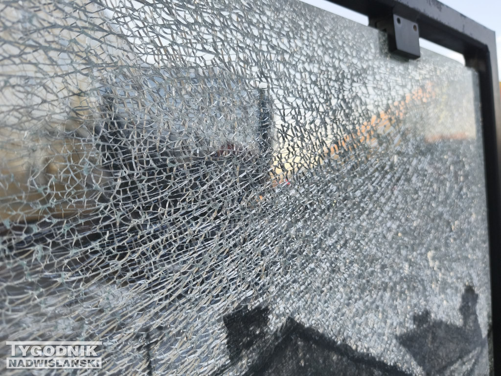 Zniszczona tablica w Tarnobrzegu