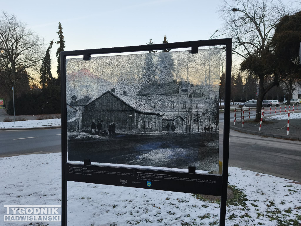 Zniszczona tablica w Tarnobrzegu