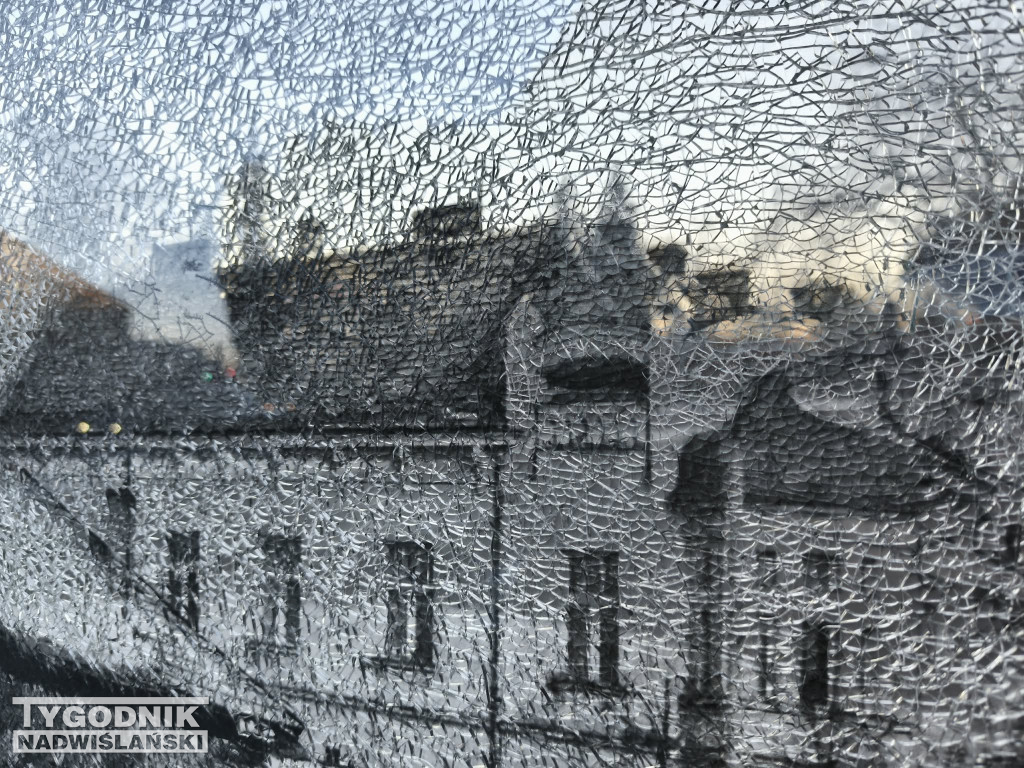 Zniszczona tablica w Tarnobrzegu