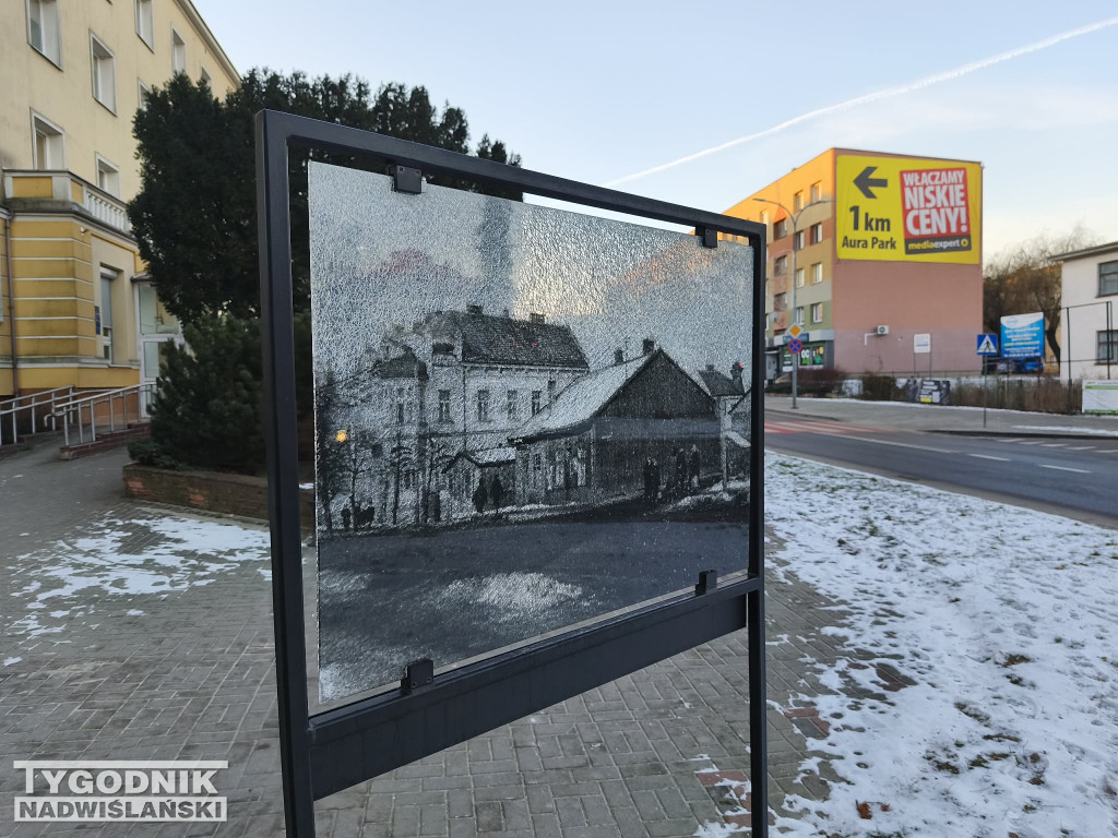 Zniszczona tablica w Tarnobrzegu