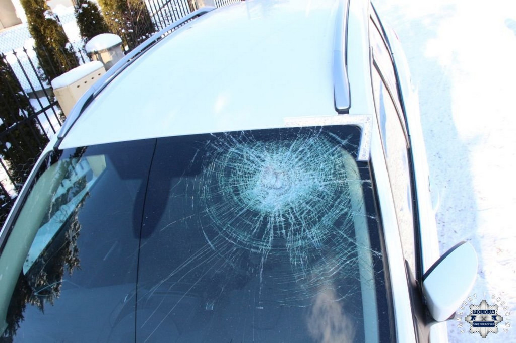 Wandal rozbijał szyby w samochodach