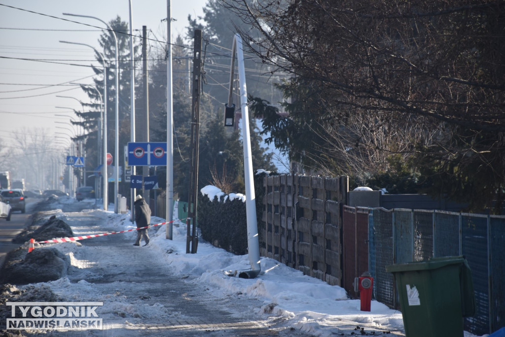 Przewrócona lampa w Tarnobrzegu