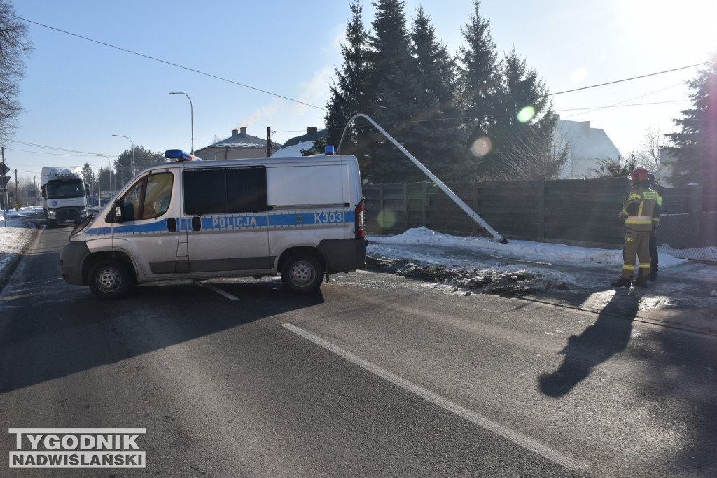 Przewrócona lampa w Tarnobrzegu