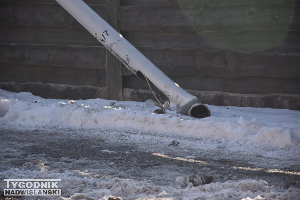 Przewrócona lampa w Tarnobrzegu