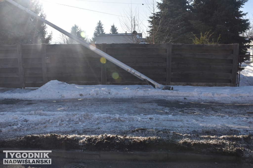 Przewrócona lampa w Tarnobrzegu