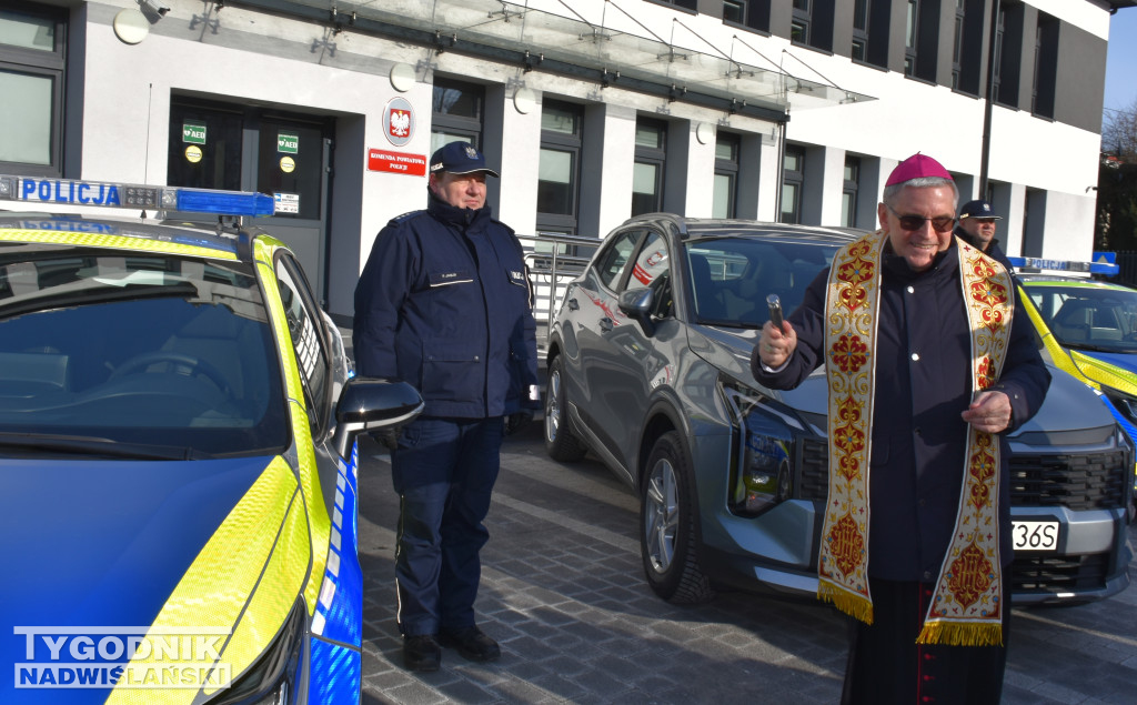 Przekazanie wozów sandomierskiej policji