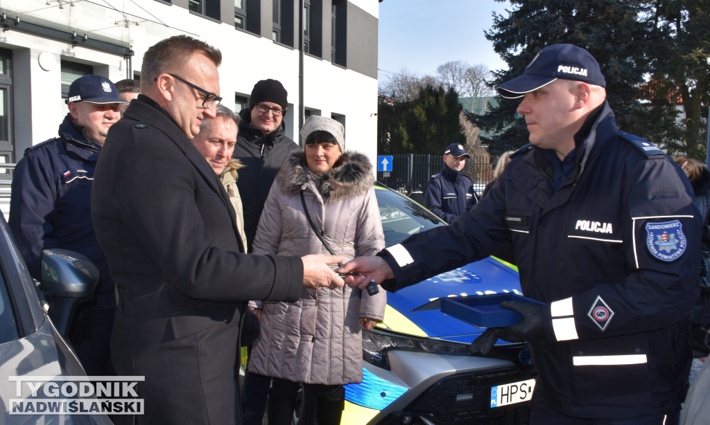 Przekazanie wozów sandomierskiej policji